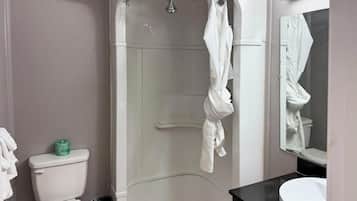 Chambre, 2 lits doubles, douche accessible en fauteuil roulant (Mobility, Access, Fridge, Microwave) | Salle de bain