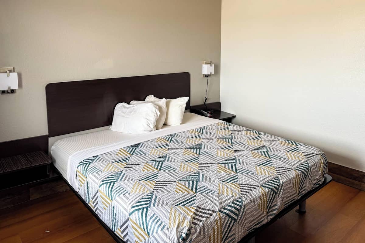 Room, 1 King Bed, Non Smoking (Kitchen)