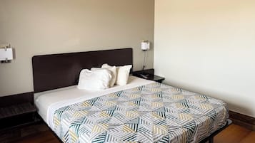 Room, 1 King Bed, Non Smoking (Kitchen) | Premium bedding, iron/ironing board, free WiFi, bed sheets