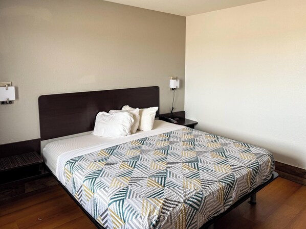 Room, 1 King Bed, Non Smoking (Kitchen) | Premium bedding, iron/ironing board, free WiFi, bed sheets - Studio 6 – Pecos, TX (Pecos)