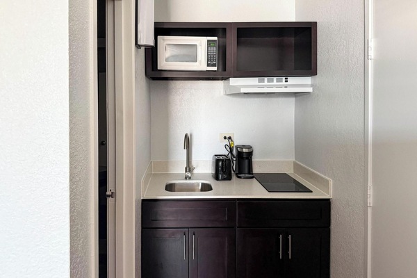 Coffee/tea maker, fridge, microwave, stovetop