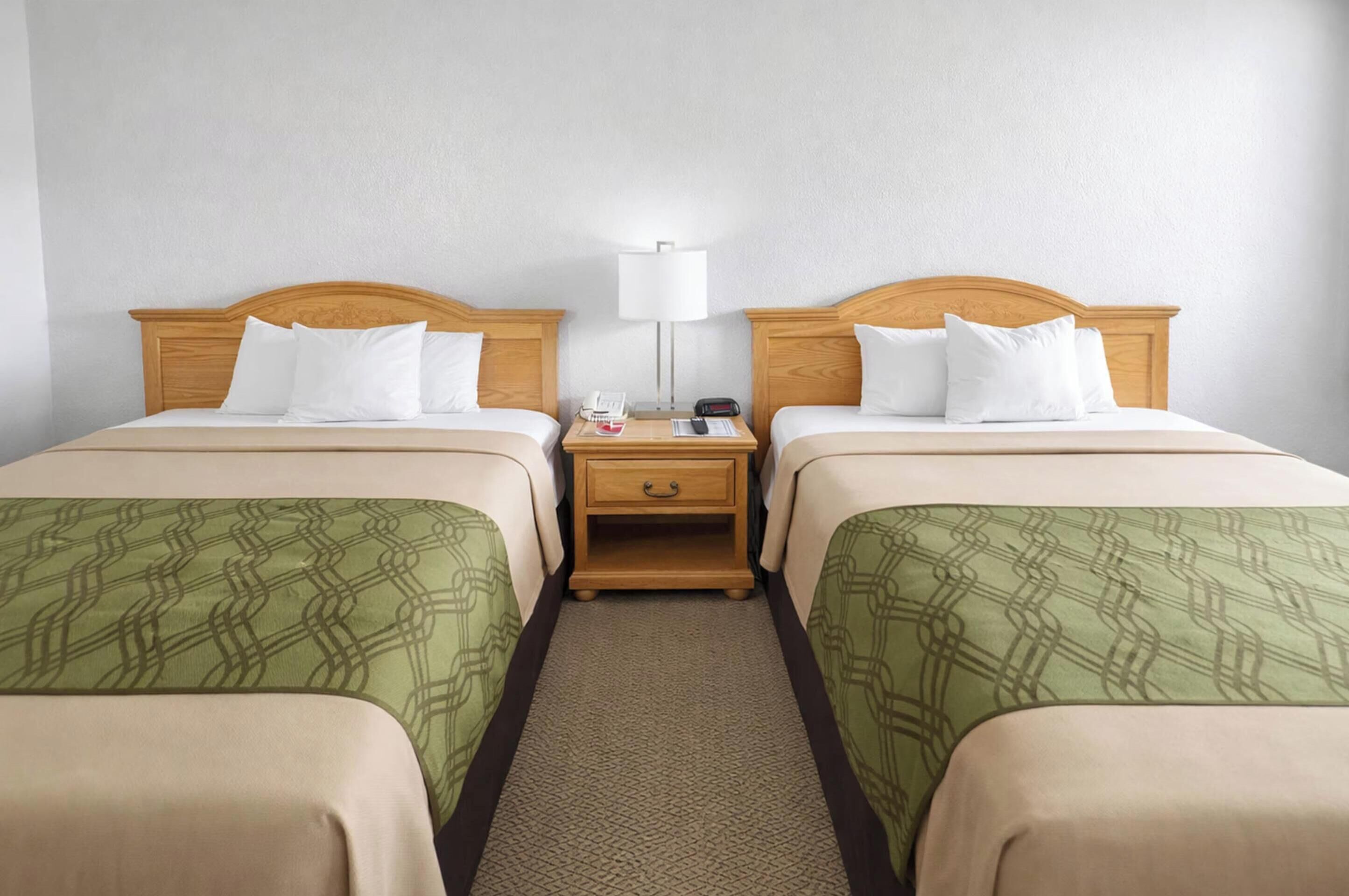 Tabla de planchar con plancha, wifi gratis y ropa de cama 