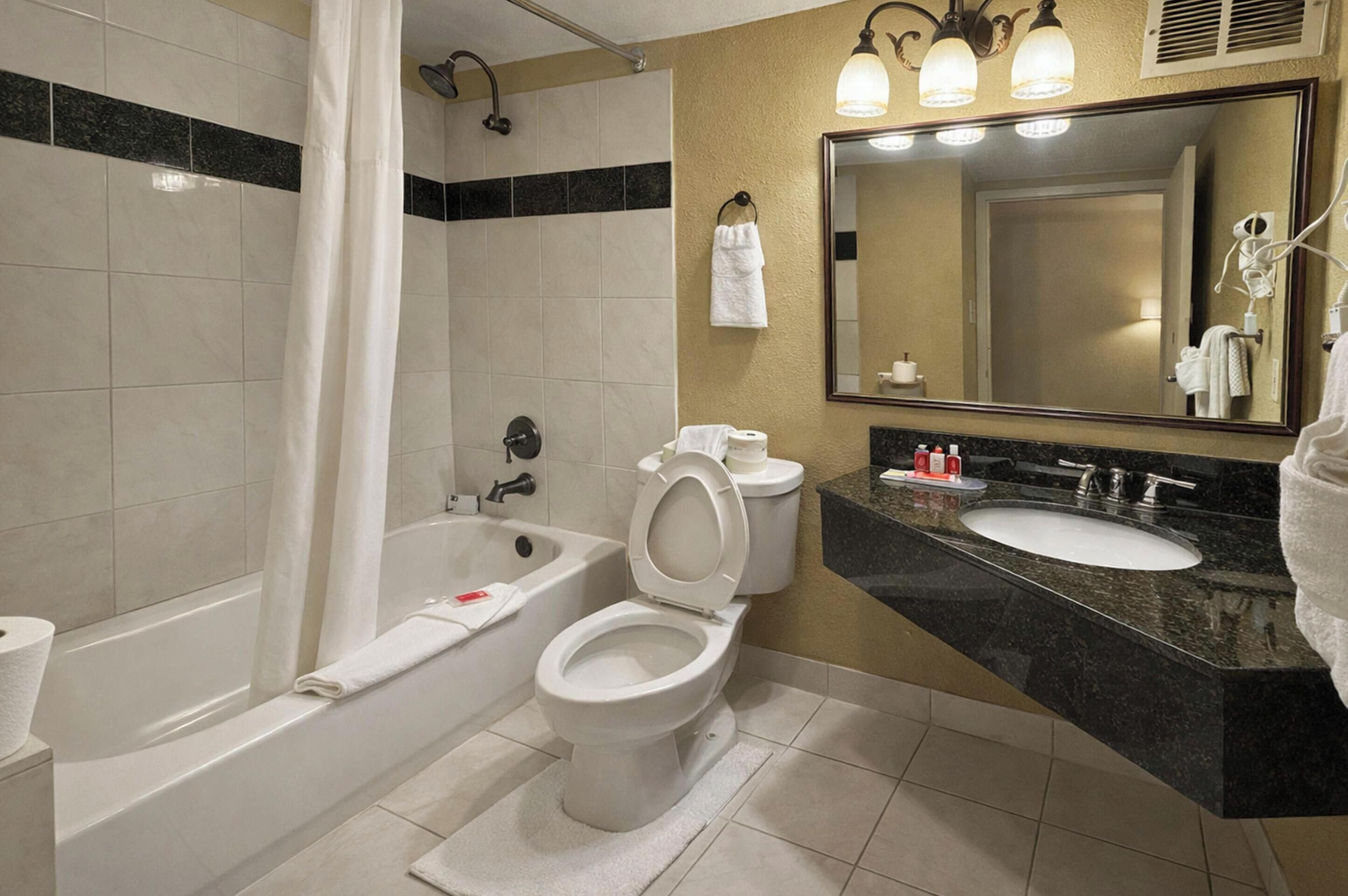 Combined shower/tub, towels