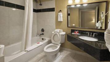 Combined shower/tub, towels