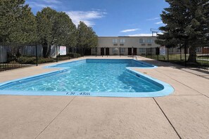 Outdoor pool - Studio 6 Suites – Rawlins, WY (Rawlins)