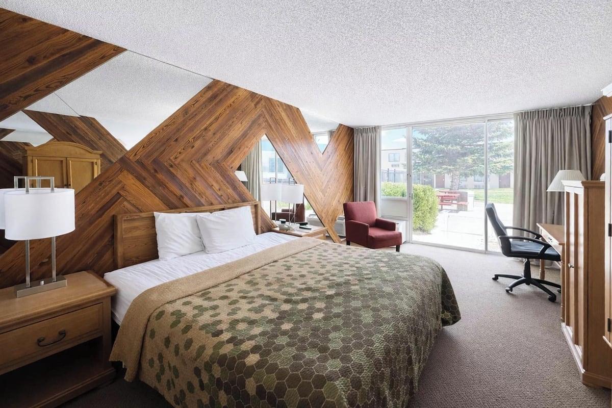 Iron/ironing board, free WiFi, bed sheets