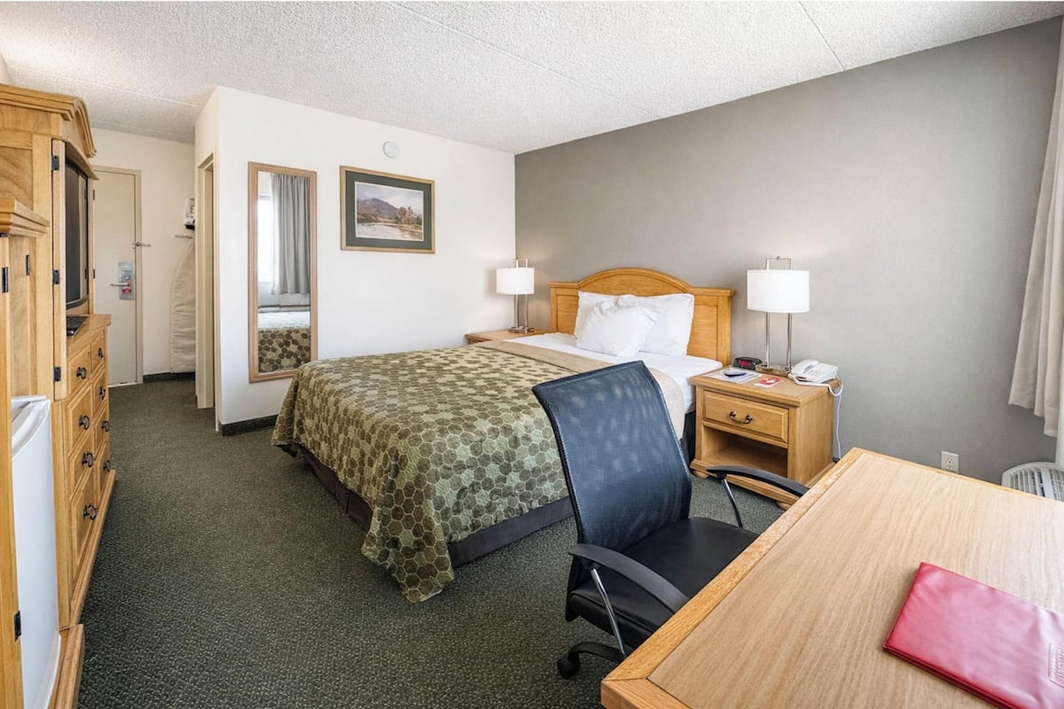 Iron/ironing board, free WiFi, bed sheets
