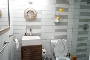 Douche, sèche-cheveux, serviettes fournies, savon