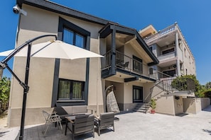 Property grounds - Loen Modern Seaside Apartment 3BR Free Parking by PikHost (Durrës)