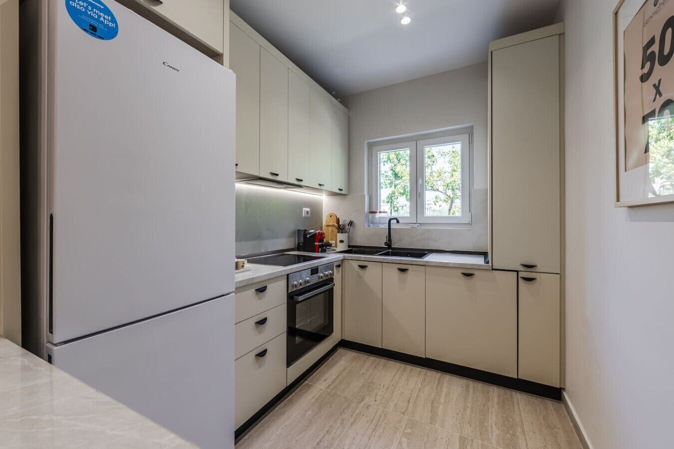 Frigorífico, horno, placa de cocina y cafetera o tetera