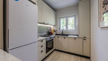 Frigorífico, horno, placa de cocina y cafetera o tetera