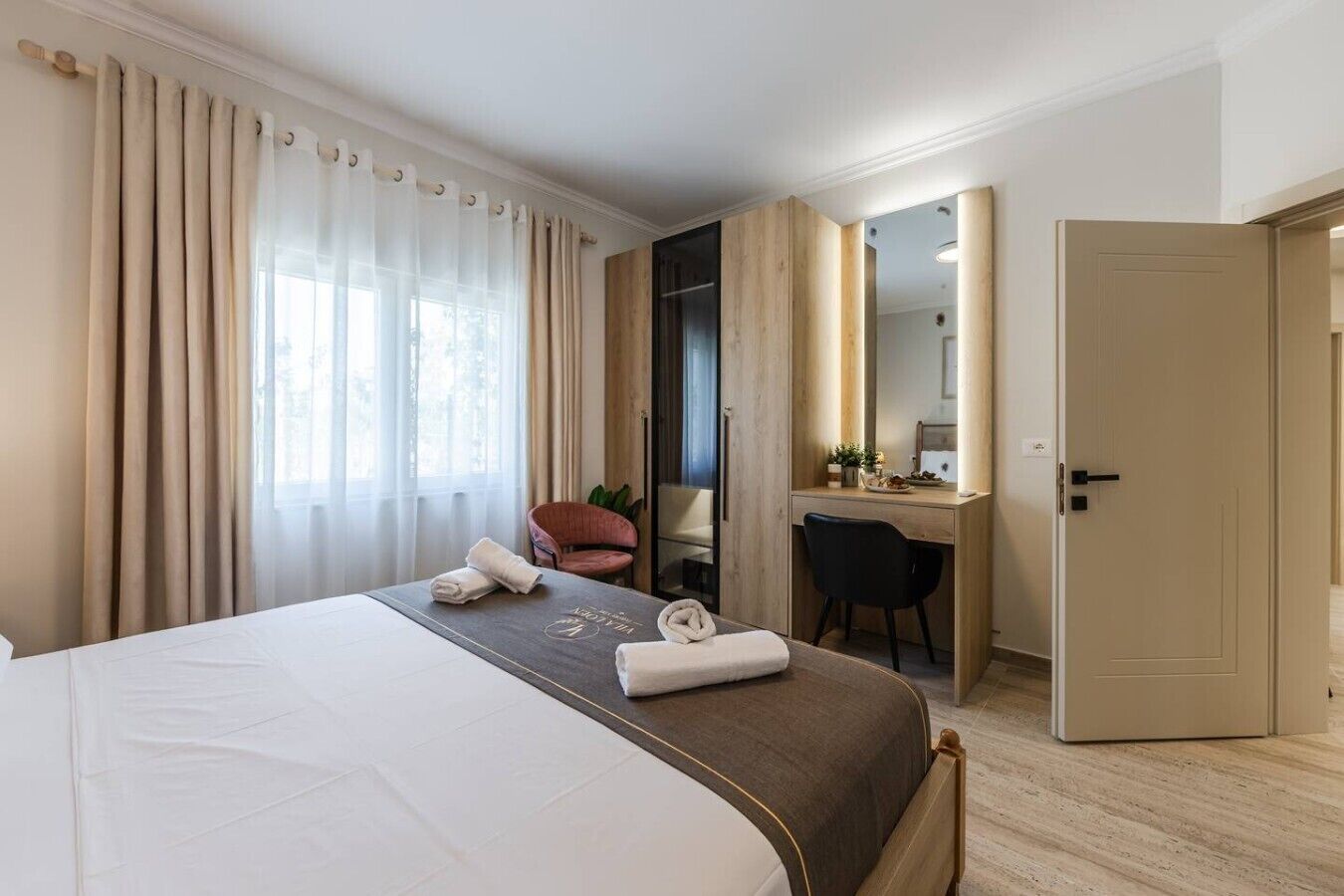 3 slaapkamers, een strijkplank/strijkijzer, wifi, beddengoed