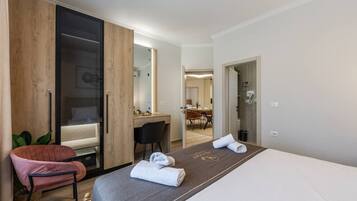 Tabla de planchar con plancha, wifi y ropa de cama