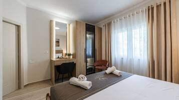 Iron/ironing board, WiFi, bed sheets