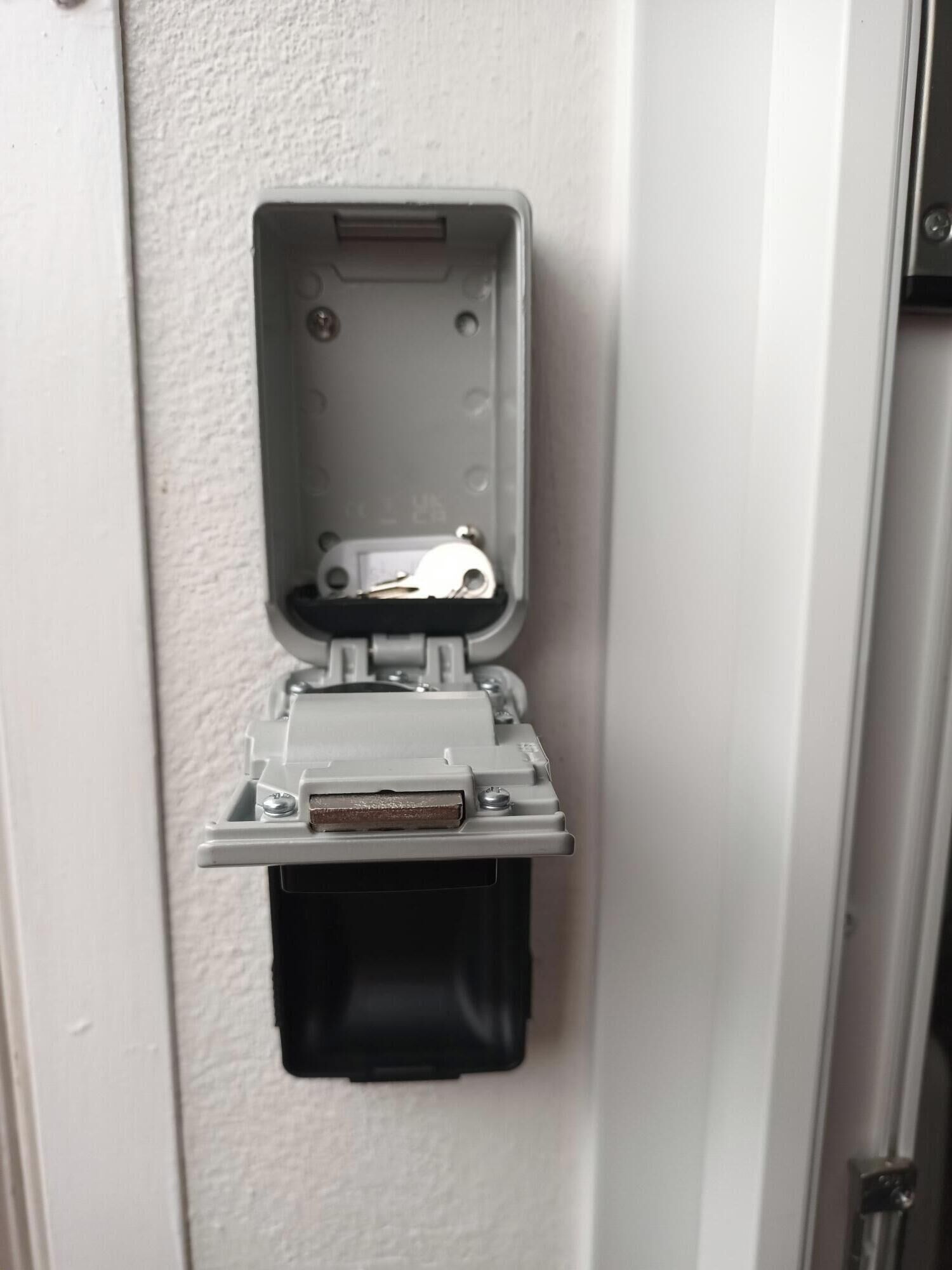 Un quadro elettrico fissato a una parete, probabilmente per collegamenti elettrici o idraulici.