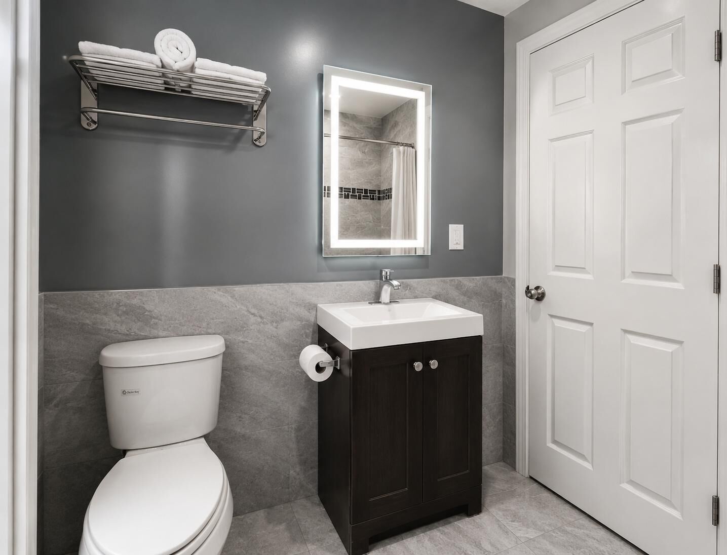 Kamar Double Deluks | Kamar mandi | Bathtub, handuk, sabun, dan sampo