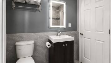 Kamar Double Deluks | Kamar mandi | Bathtub, handuk, sabun, dan sampo