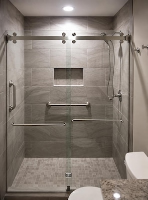 Deluxe Single Room | Bathroom | Bathtub, towels, soap, shampoo