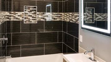 Habitació doble Deluxe | Bany | Banyera, tovalloles, sabó i xampú