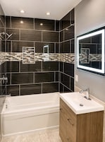 Habitación Deluxe doble | Baño | Bañera, toallas, jabón y champú