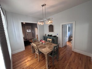Dining - Stay in history-cozy home near Tennyson (Denver)