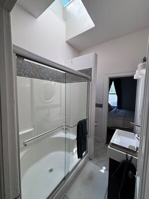 Shower, hair dryer, towels, soap - Stay in history-cozy home near Tennyson (Denver)
