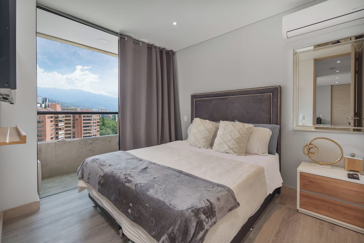 Apartamento luxo, sacada, vista para a cidade | Wi-Fi de cortesia