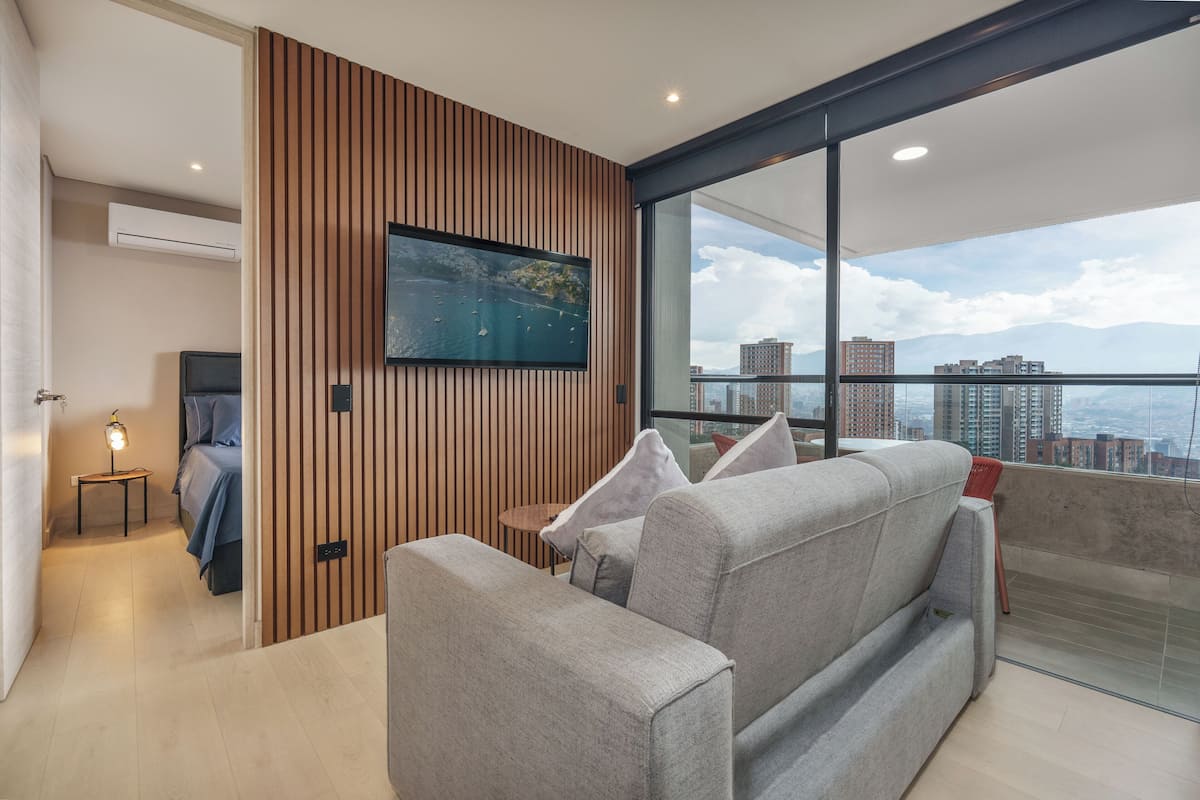 Apartamento luxo, sacada, vista para a cidade | Área de estar