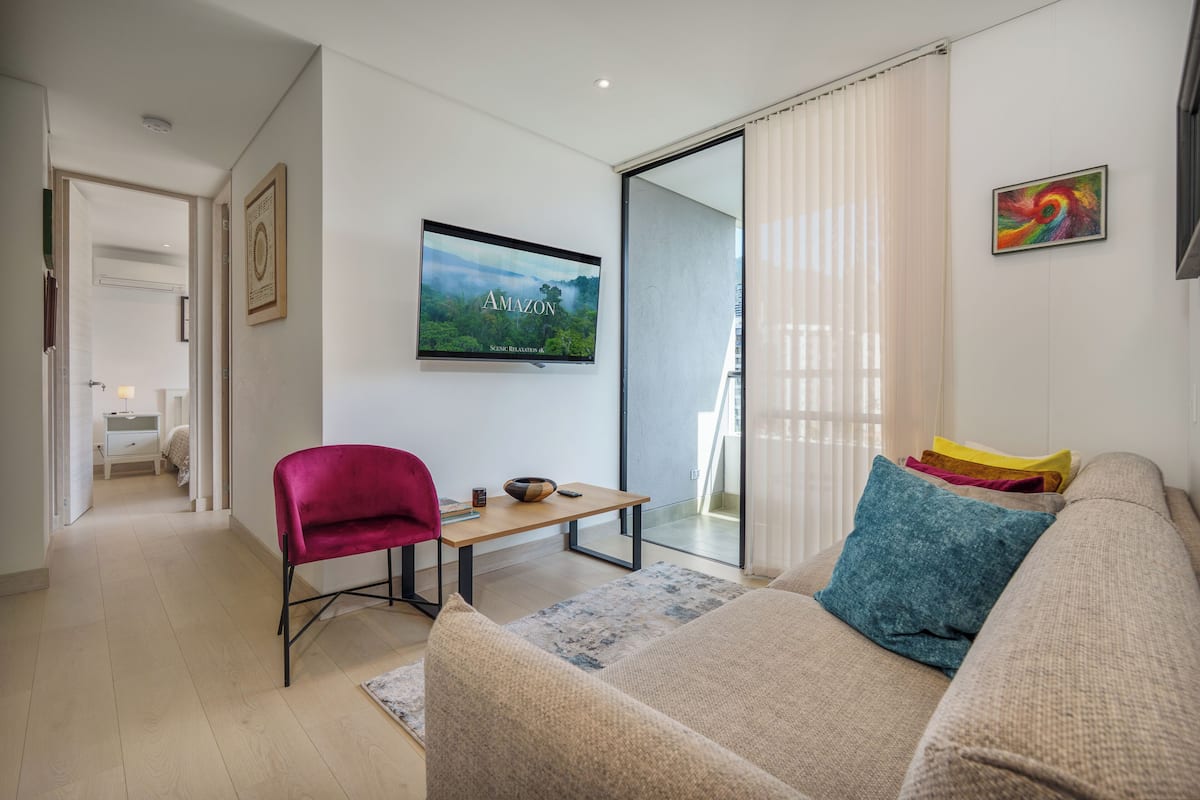 Apartamento luxo, sacada, vista para a cidade | Área de estar