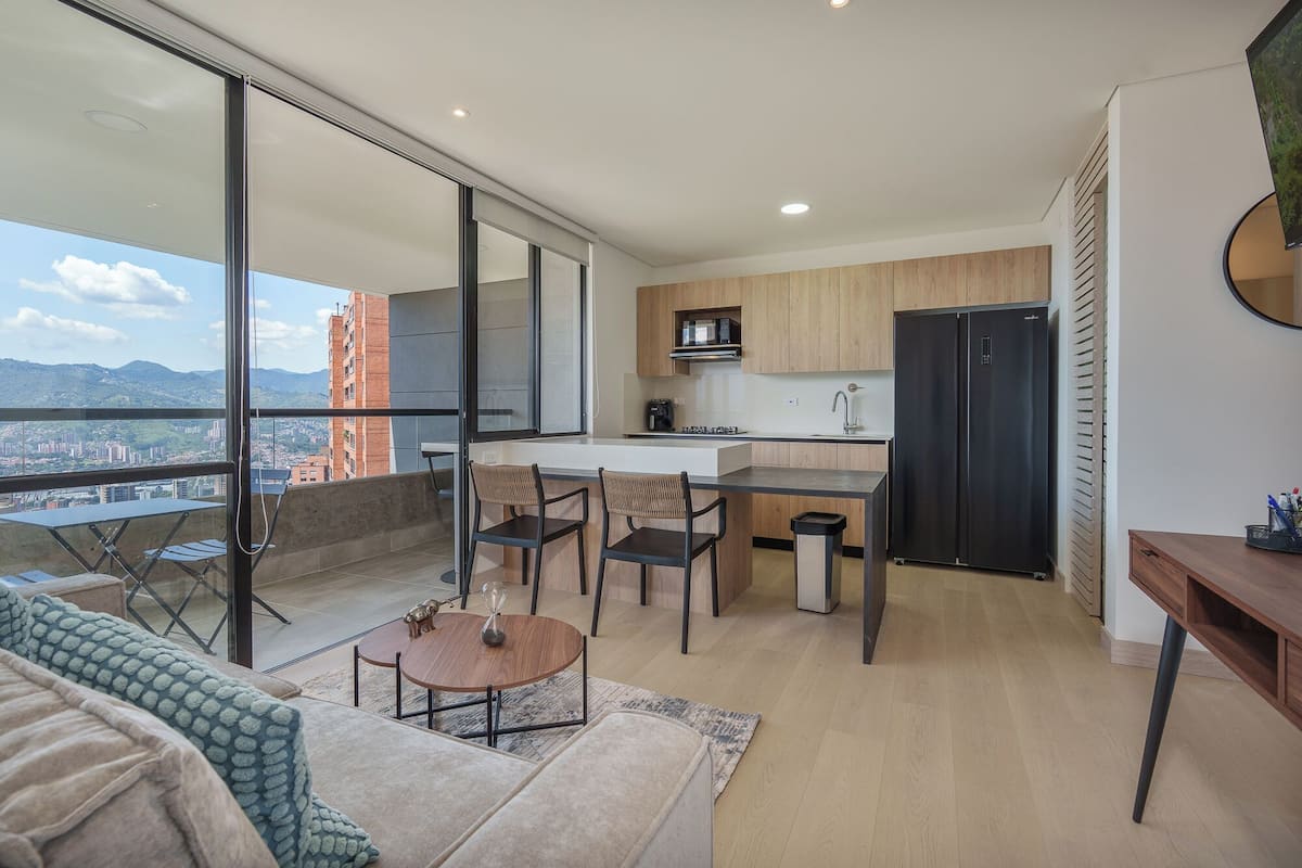 Apartamento luxo, sacada, vista para a cidade | Área de estar