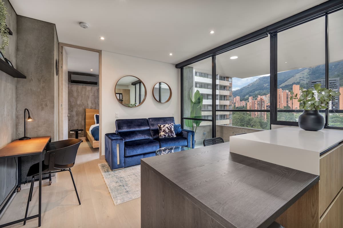 Apartamento luxo, sacada, vista para a cidade | Área de estar