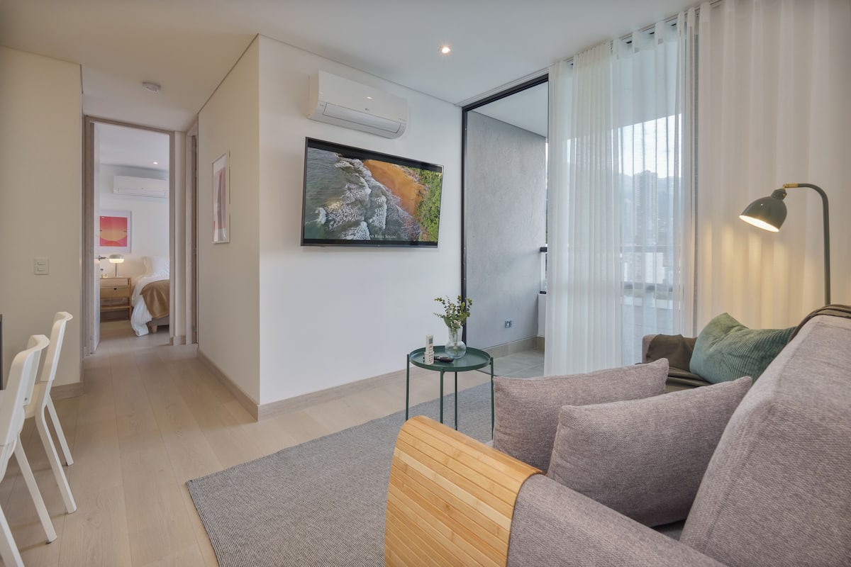 Apartamento luxo, sacada, vista para a cidade | Área de estar