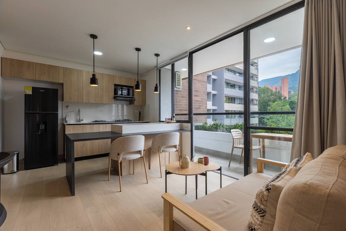 Apartamento, sacada, vista para a cidade | Área de estar