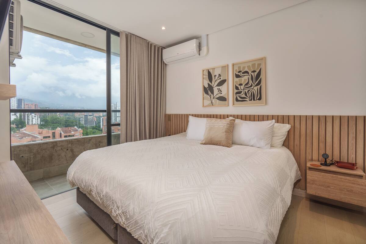 Apartamento luxo, sacada, vista para a cidade | Wi-Fi de cortesia