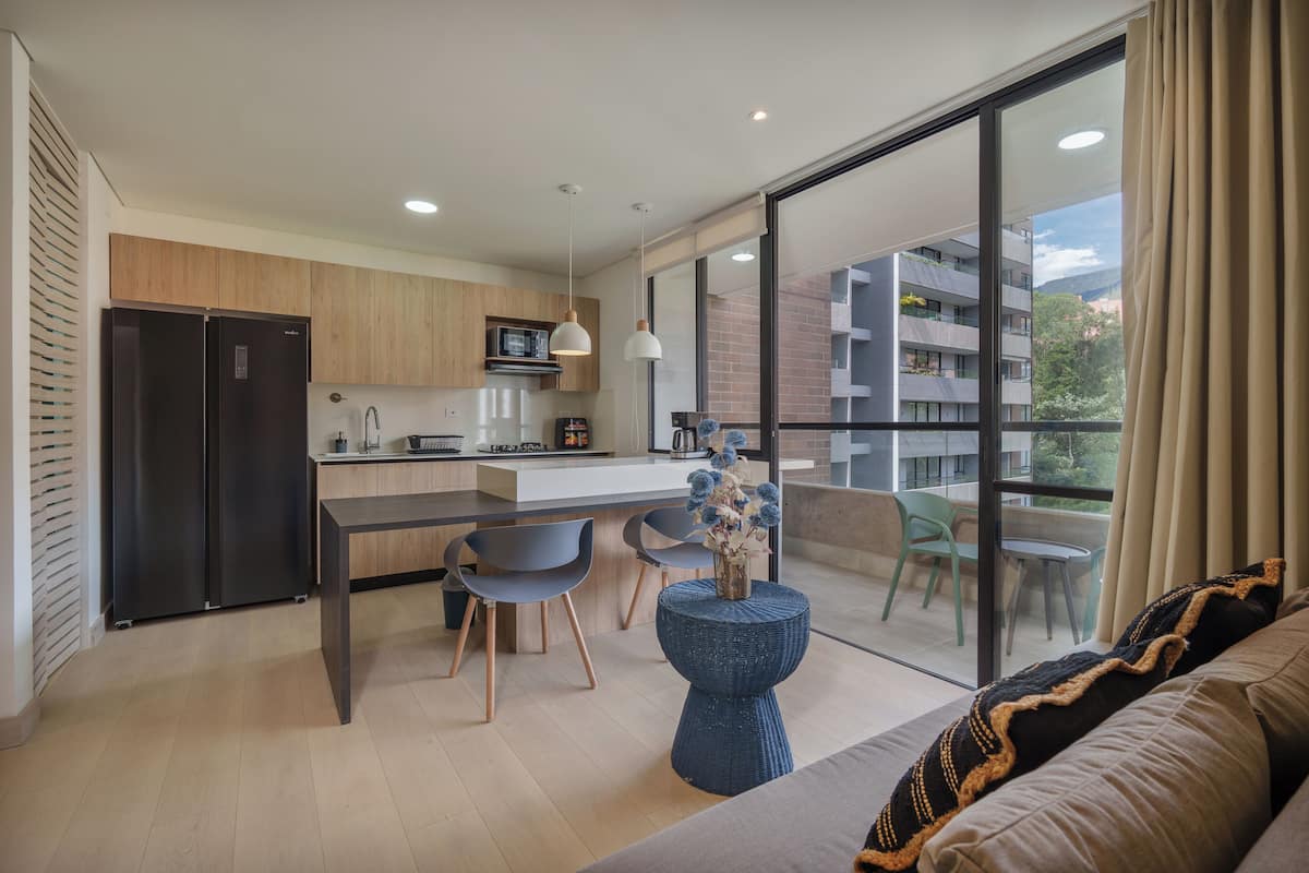 Apartamento luxo, sacada, vista para a cidade | Área de estar
