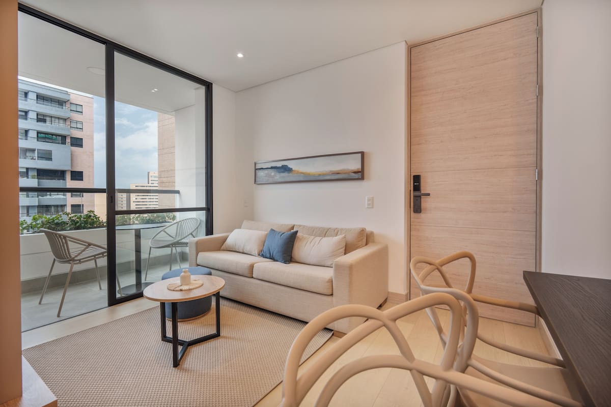 Apartamento luxo, sacada, vista para a cidade | Área de estar