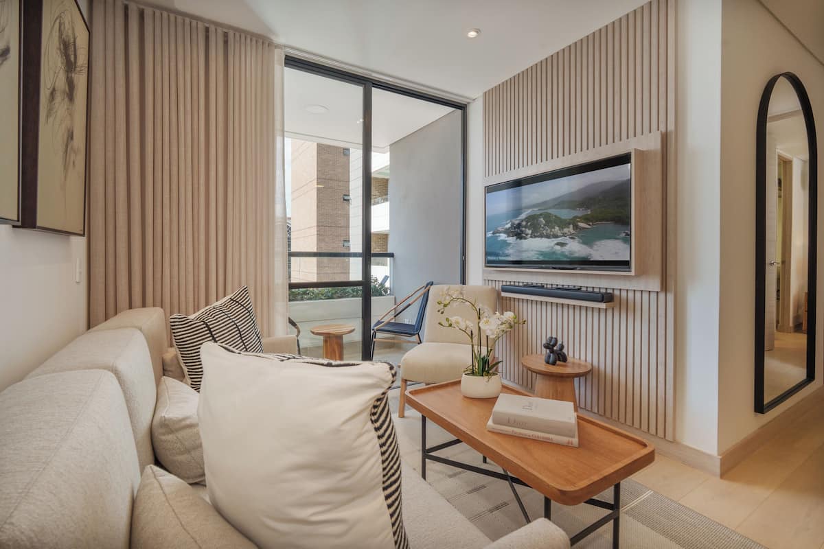Apartamento luxo, sacada, vista para a cidade | Área de estar