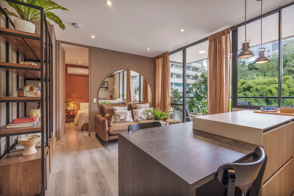 Apartamento luxo, sacada, vista para a cidade | Área de estar