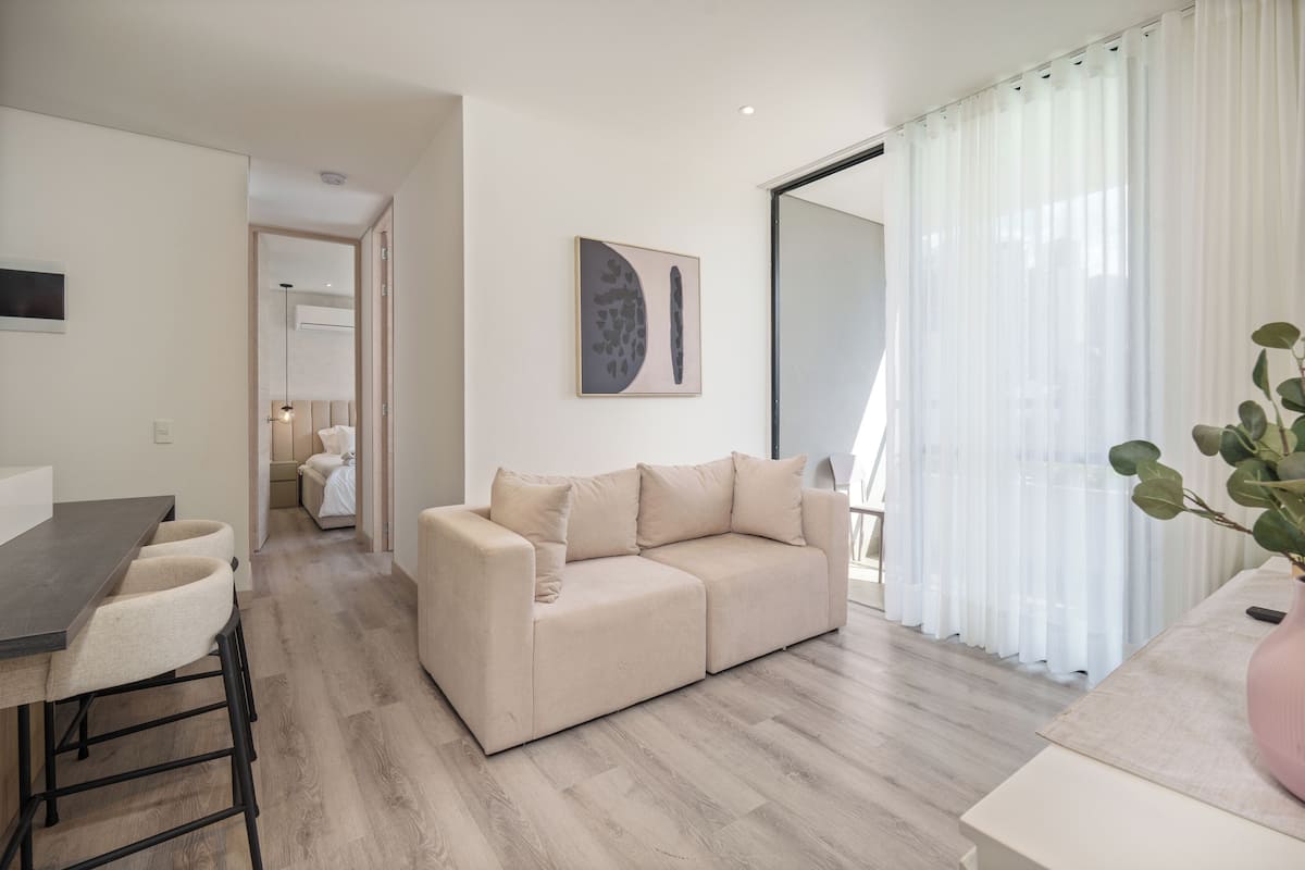 Apartamento luxo, sacada, vista para a cidade | Área de estar
