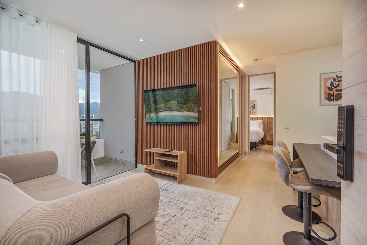 Apartamento luxo, sacada, vista para a cidade | Área de estar