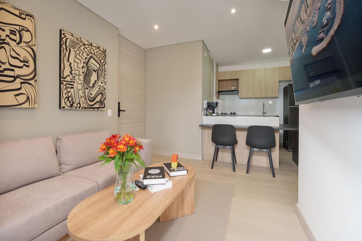 Apartamento luxo, sacada, vista para a cidade | Área de estar