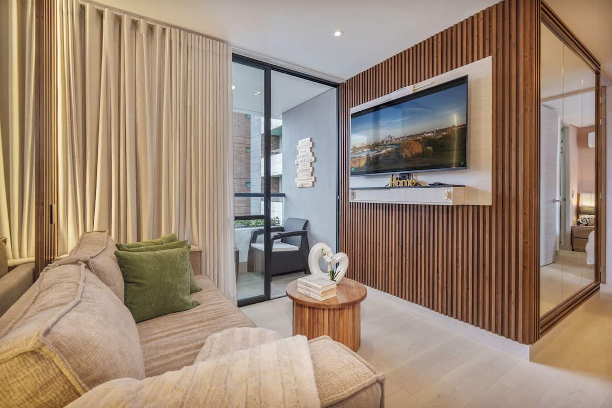 Apartamento luxo, sacada, vista para a cidade | Área de estar