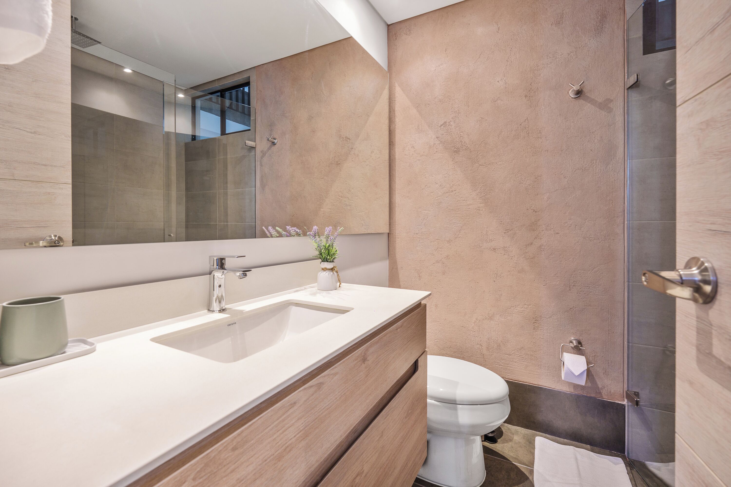 Apartamento Deluxe, balcón, vistas a la ciudad | Baño | Ducha, secador de pelo, toallas y jabón