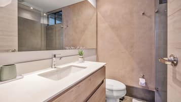 Apartamento Deluxe, balcón, vistas a la ciudad | Baño | Ducha, secador de pelo, toallas y jabón