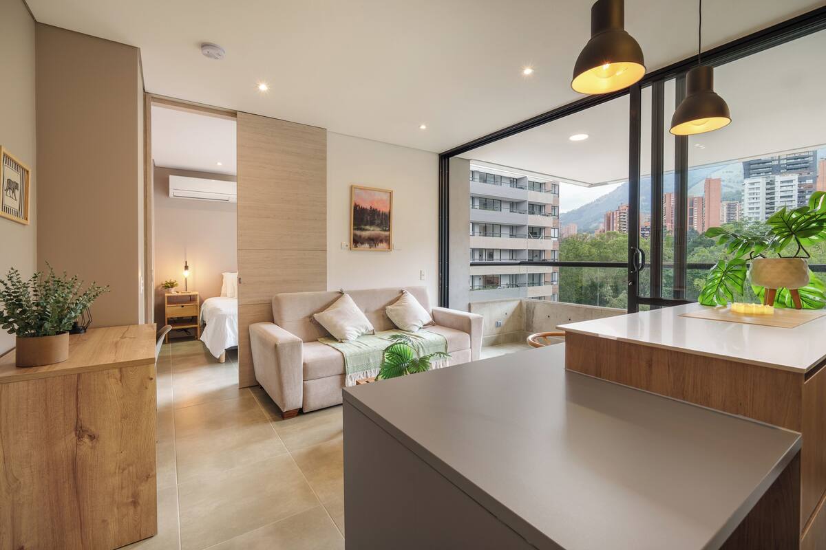 Apartamento luxo, sacada, vista para a cidade | Área de estar