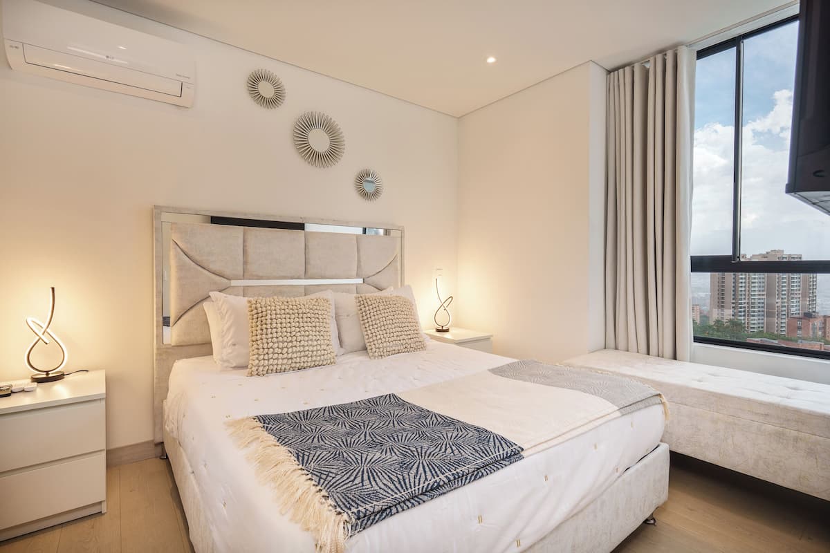 Apartamento luxo, sacada, vista para a cidade | Wi-Fi de cortesia