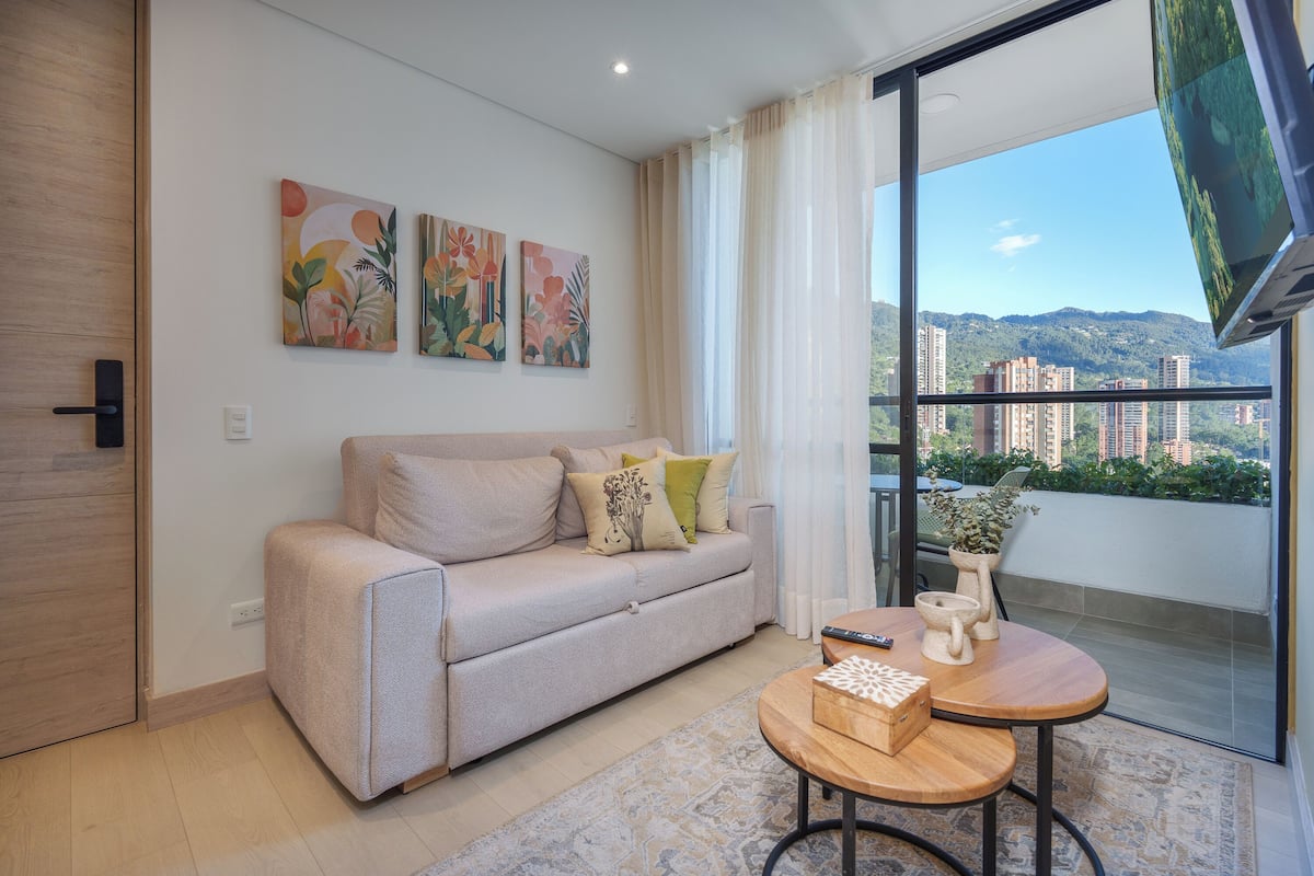 Apartamento luxo, sacada, vista para a cidade | Área de estar