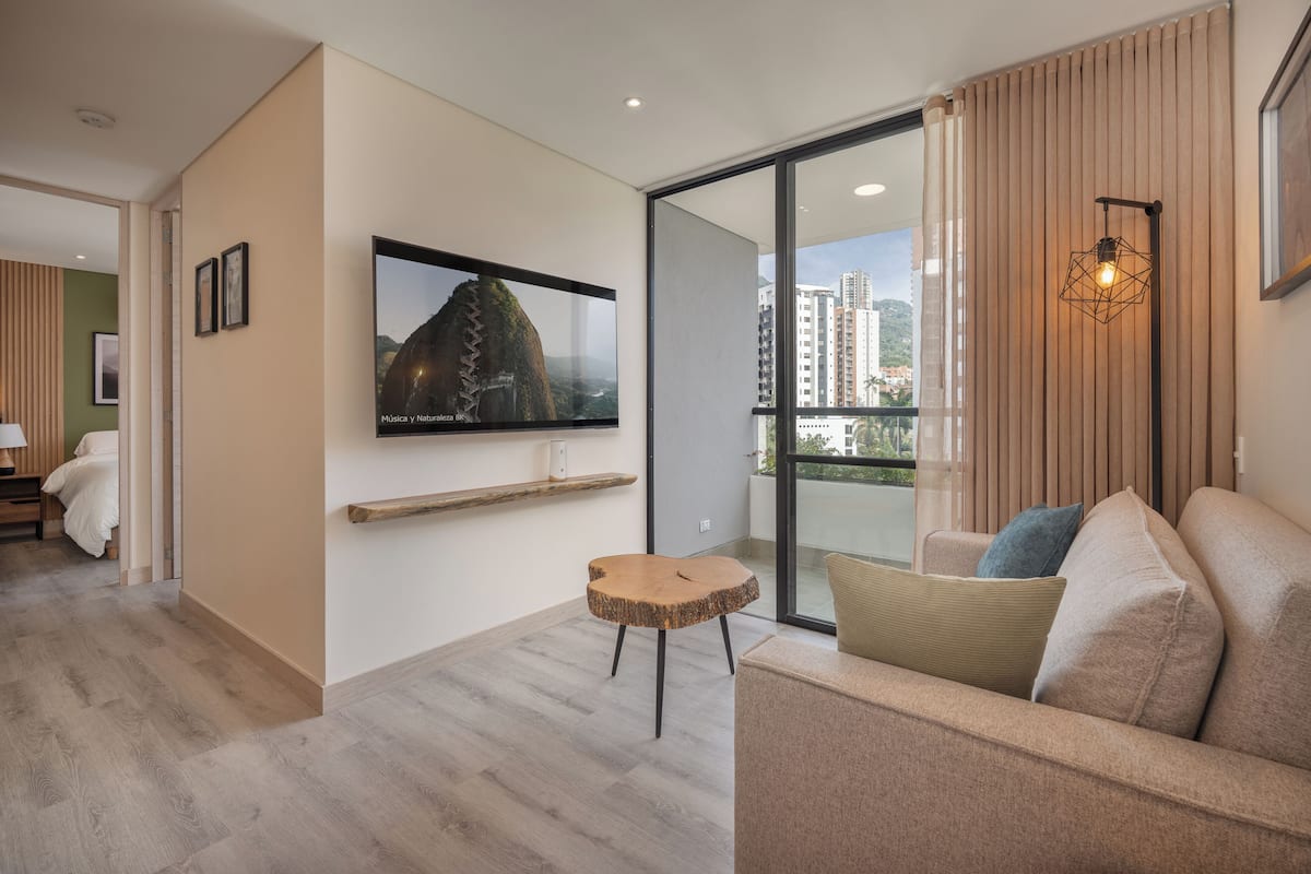 Apartamento luxo, sacada, vista para a cidade | Área de estar