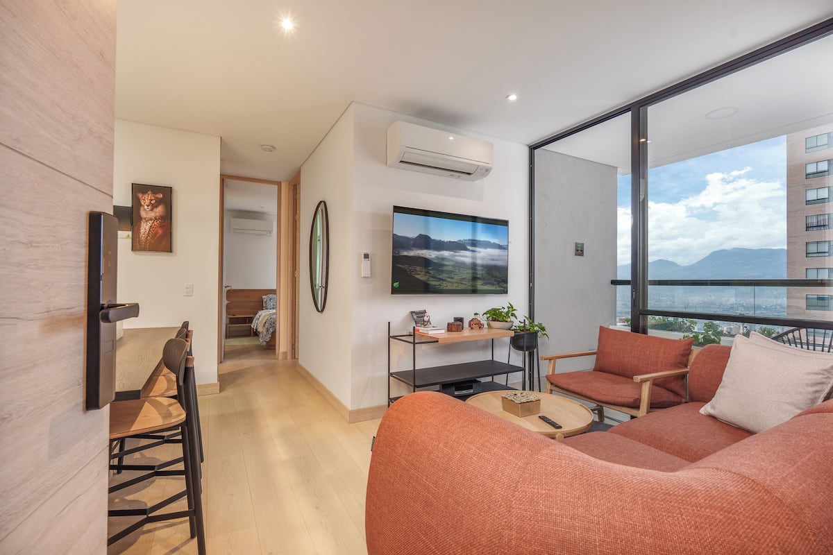 Apartamento luxo, sacada, vista para a cidade | Área de estar
