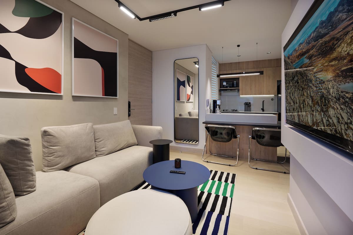 Apartamento luxo, sacada, vista para a cidade | Área de estar